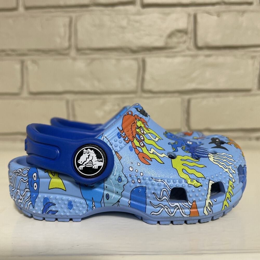 Crocs Sandals Toddlers Size 5C Slip On Shoes Spell Out No Tying Fish Shark Ocean